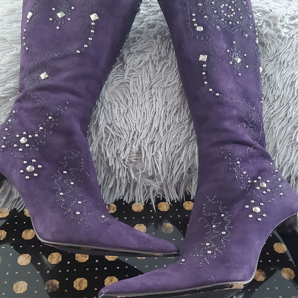 womand purple heeled boots